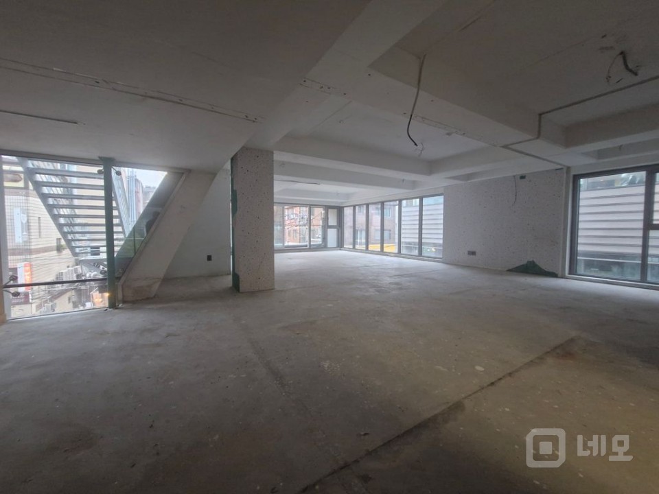 🔥 강남 핵심 번화가 3층, 인기 맛집 위 상권 시너지 최강 입지! 매물의 2번째 사진