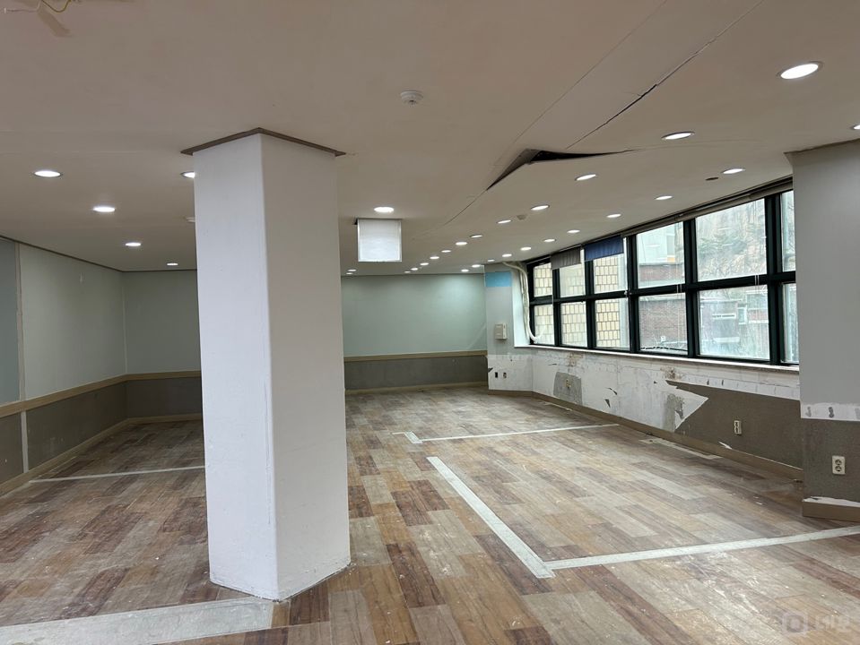 역세권 사거리 대로변 45평 중사무실 매물의 1번째 사진
