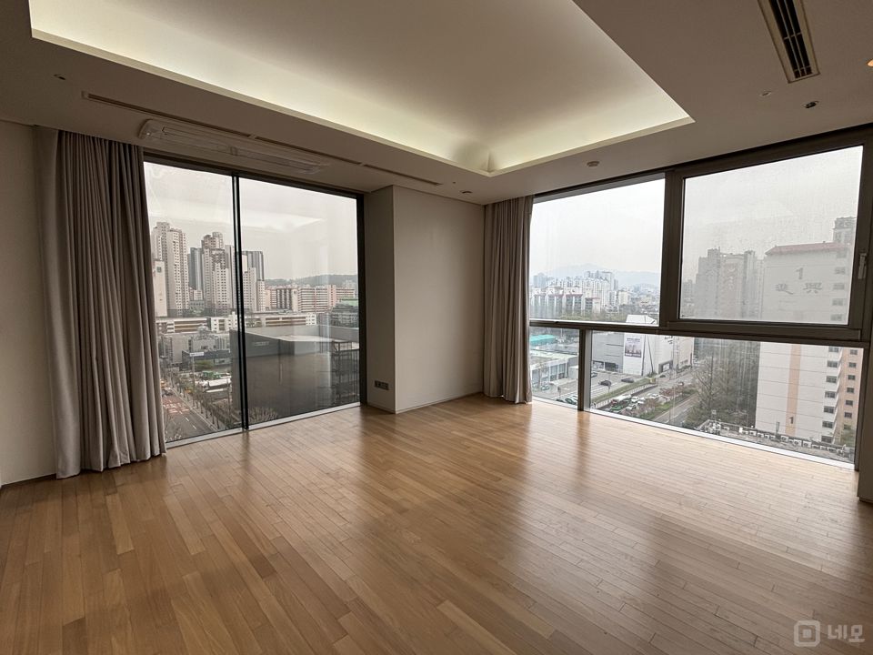 대로변 코너, 진흥아파트 사거리에 위치한 초역세권 8층 서초동 공실 매물의 2번째 사진