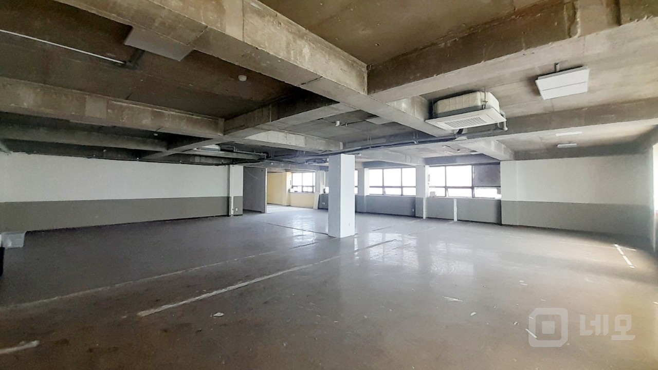 🏢 성산동 4층 단독 사무실 임대! 넓은 393.1㎡ 공간 확보 매물의 1번째 사진