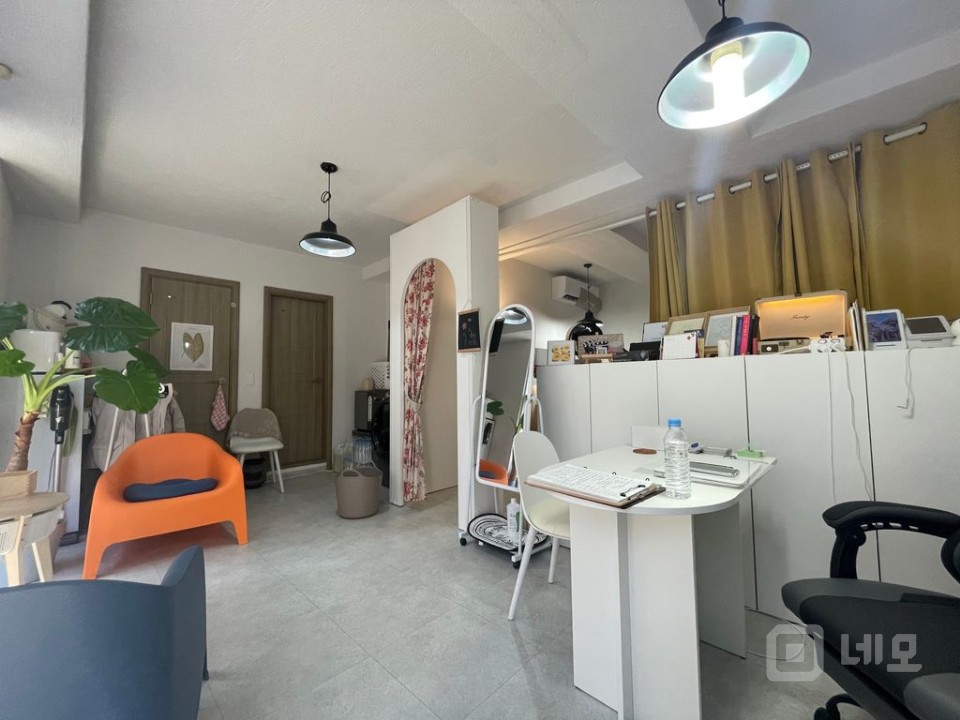 10.5평 채광좋은 통창 주차무 매물의 4번째 사진