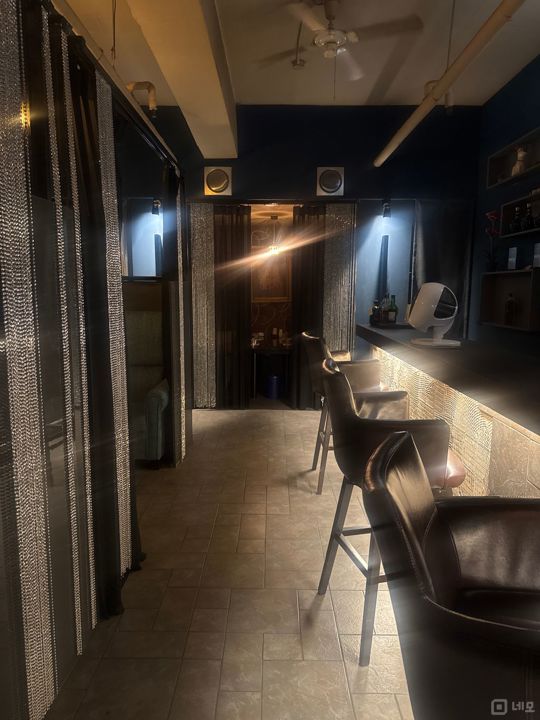 평촌역 도보 3분 거리에 위치해 접근성 좋은 모던 bar 임대 매물의 5번째 사진