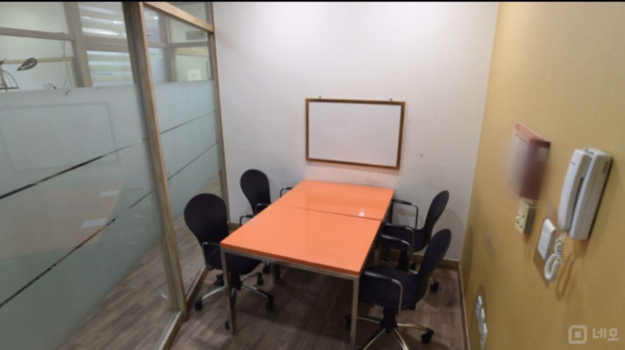 신촌역 초역세권에 위치한 대형 스터디카페 매물의 8번째 사진