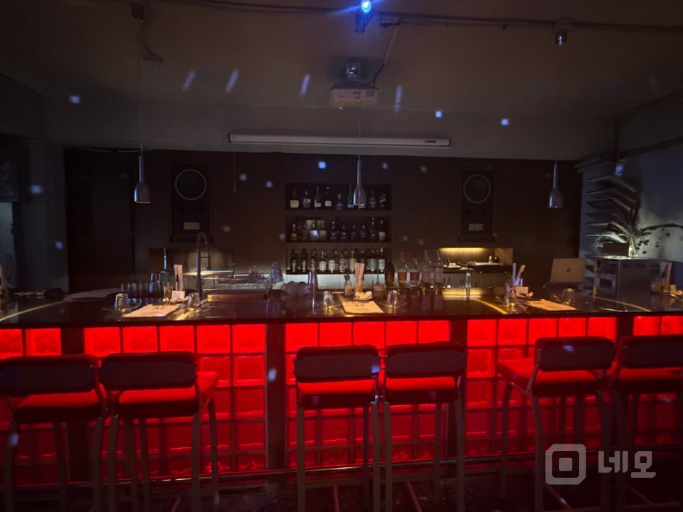 황학동 중앙시장에 위치한 음식점 겸 바 입니다. 매물의 1번째 사진