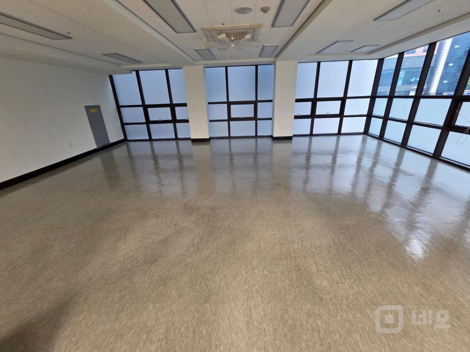 신촌역 도보 4분/홍대입구역 5분 역세권 전용148평 무권리 사무실/상가 매물의 5번째 사진