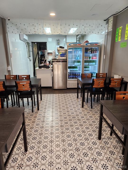 신월동 주거지역 위치, 깔끔한 인테리어, 주방 시설 완비된 실내포차 매물의 1번째 사진