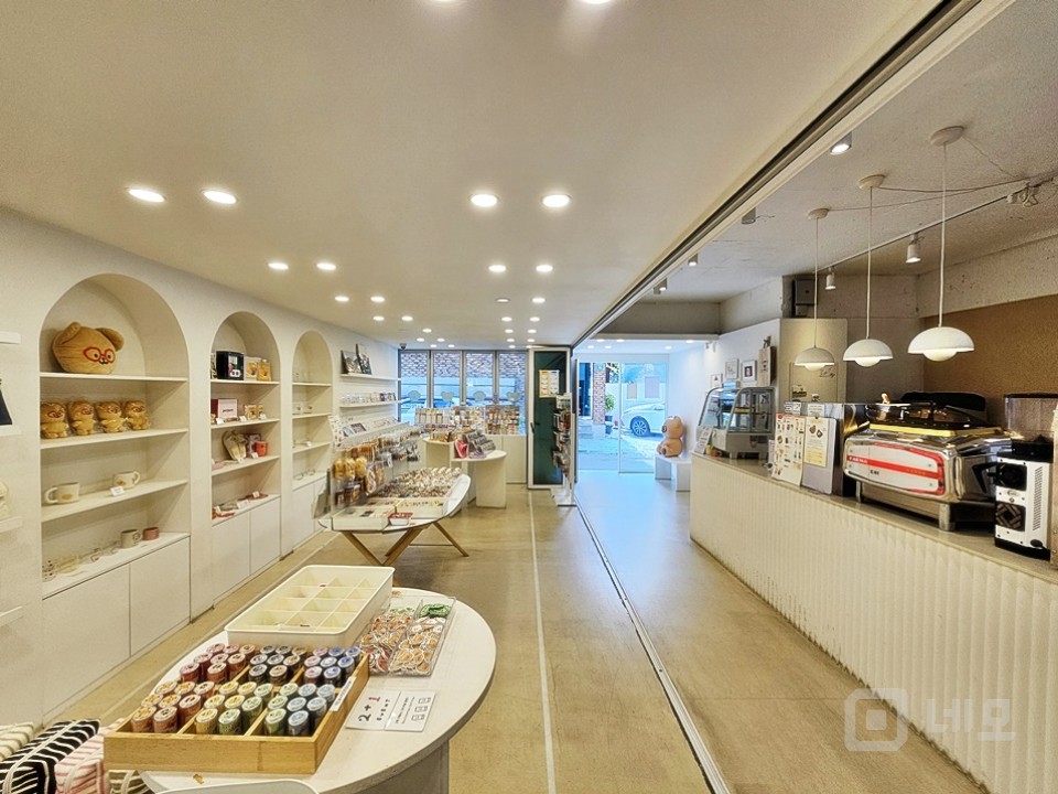 JS 연남동 핫플 미로길 1,2층 가시성 좋은 신축급 상가 매물의 2번째 사진