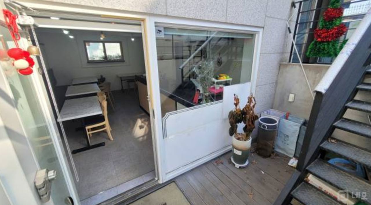 매장앞 테라스가 있어 공간활용이 좋은 상가 매물의 16번째 사진