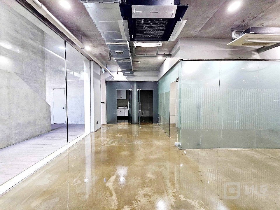 I세븐I 홍대입구역 오피스라인 예쁜건물 지층사무실 선큰구조 매물의 6번째 사진