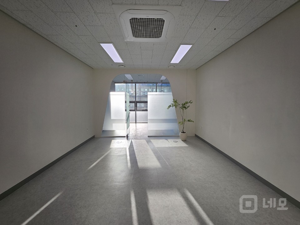 인테리어 예쁜 사무실 실13평 룸1 싱크대 입주협의 매물의 2번째 사진