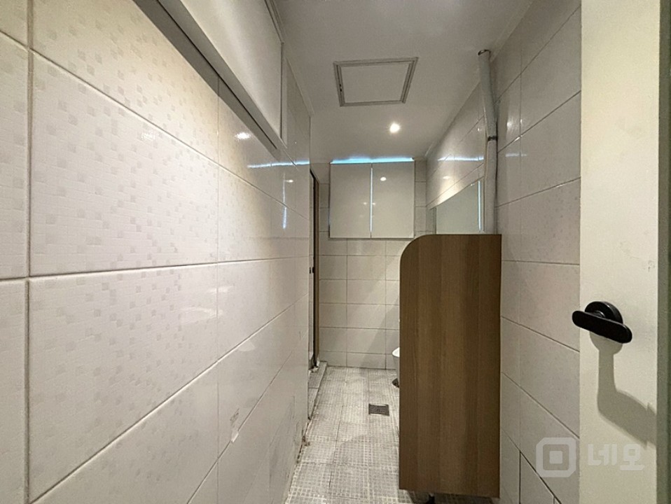 신사역도보3분초역세권.초가성비.화이트톤깔끔한사무실.채광굳 매물의 6번째 사진