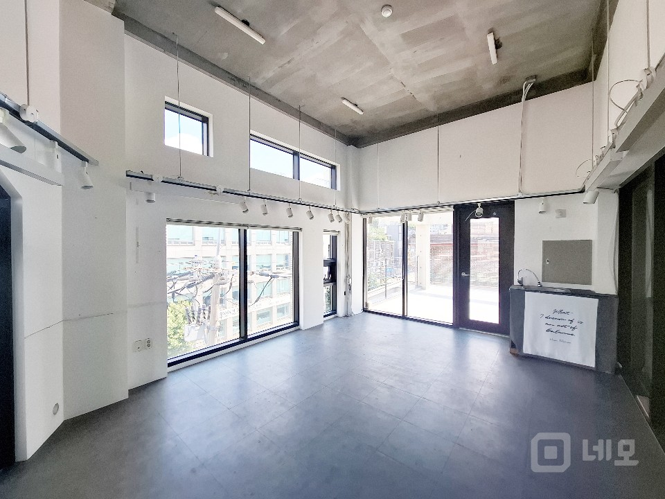 🏢 [홍대 감성 오피스] 탁 트인 테라스까지 갖춘 5층 단독 사무실! 매물의 1번째 사진