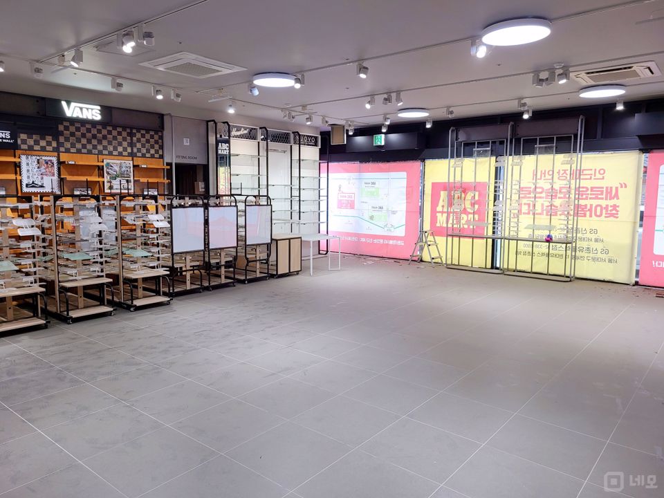 대현동 번화가에 위치한 공실 매물의 2번째 사진