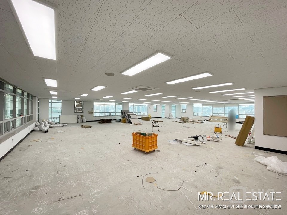 사진有 언주역 2분 채광 우수. 밝은 분위기의 사무실. 매물의 2번째 사진