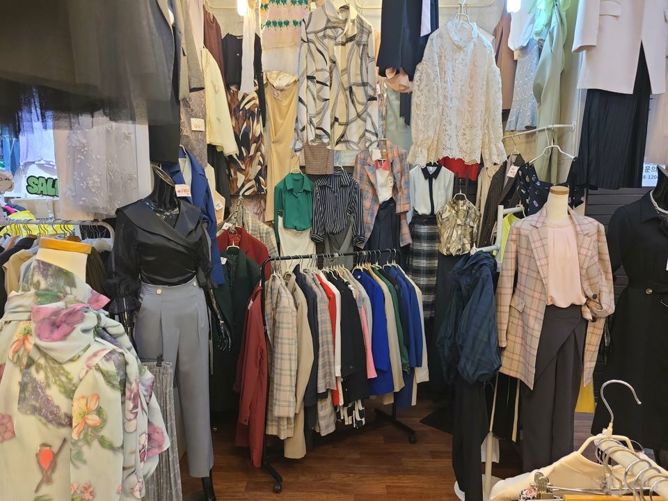 을지로 쇼핑센터 내에 위치한 의류판매점 매물의 3번째 사진