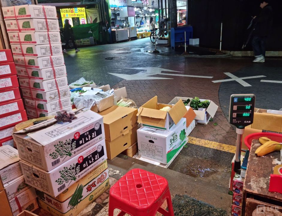 망원시장 입구에 위치한 망원동 판매점 매물의 1번째 사진