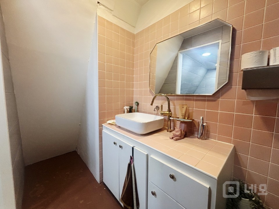 인테리어 굿~! 홍대 와우공원 인근 상가 사무실 매물의 17번째 사진