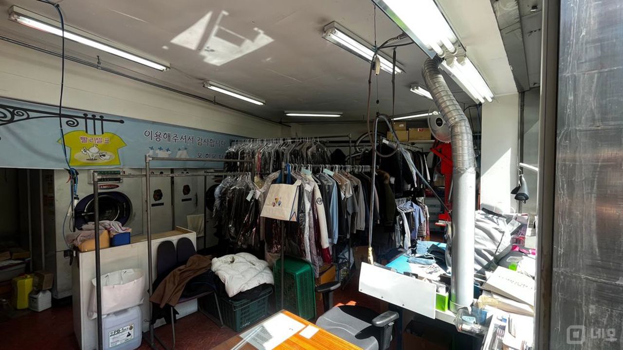 8차선 대로변 1층 상가 입니다. 광고효과 좋습니다. 매물의 9번째 사진