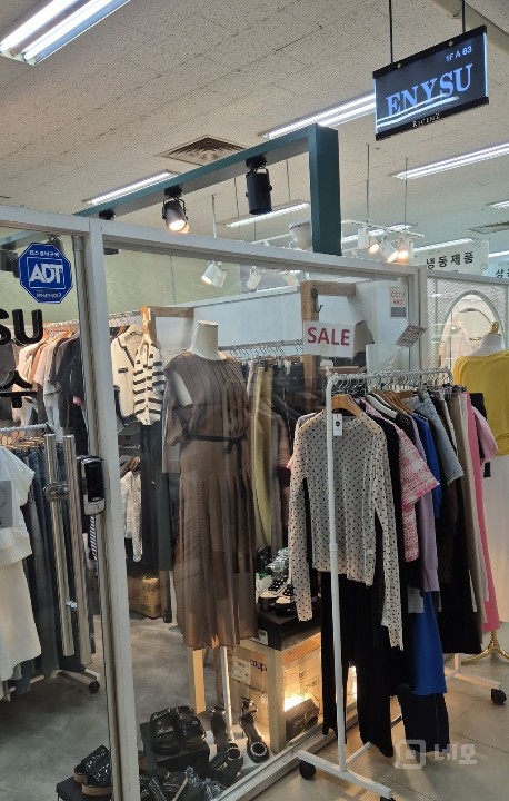 리센츠상가 내에서 10년동안 건재하고 있는 몇 안되는 의류점입니다.*♡* 매물의 3번째 사진