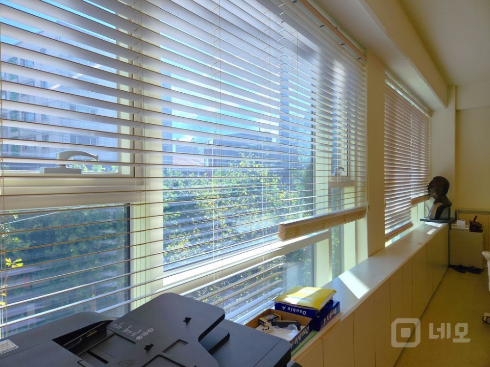 카페 감성 가득한 오피스, 창밖으로 녹음이 펼쳐지는 공간 매물의 12번째 사진
