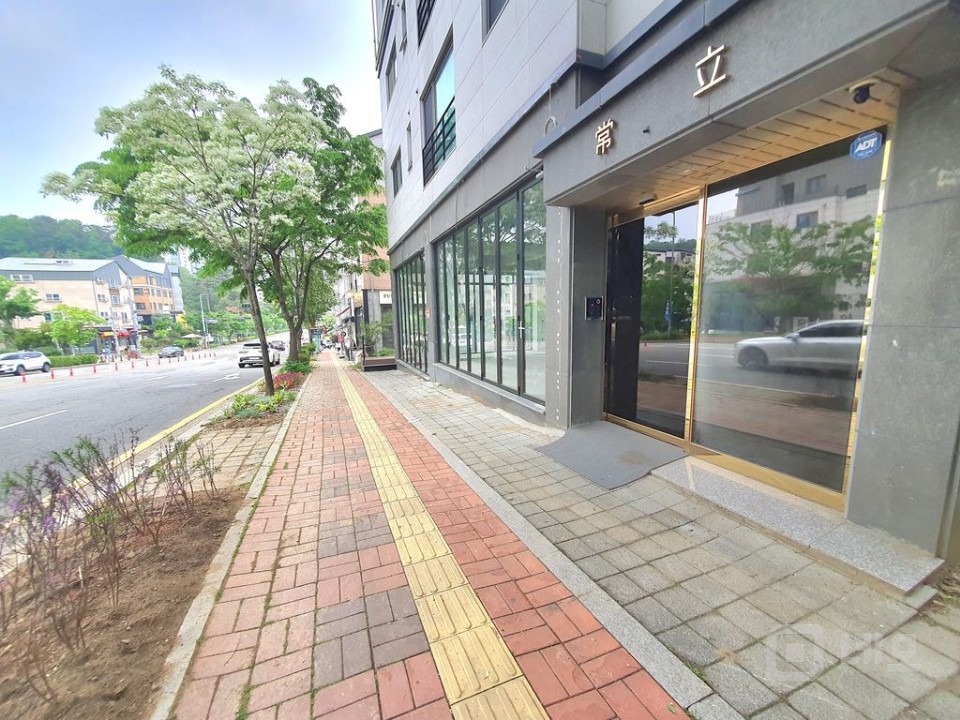 대로라인에 있어 차량으로 잘보이고 노출도가 좋아 분할하여 사용하기 좋아요 매물의 1번째 사진
