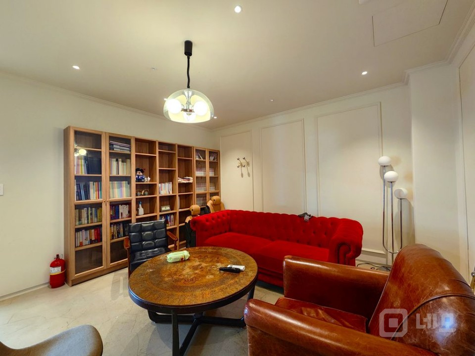 카페 감성 가득한 오피스, 창밖으로 녹음이 펼쳐지는 공간 매물의 11번째 사진