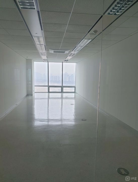 국제업무지구역 초역세권, 깔끔한 시설의 송도동 사무실 매물의 1번째 사진