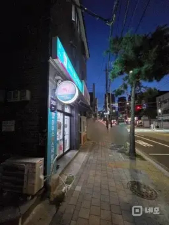 대로변 버스정류장 앞에 위치한 무인아이스크림 매장입니다!  매물의 6번째 사진