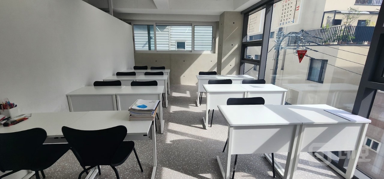 무권리!! 경의선 숲길 인테리어 깔끔한 교습소 매물의 1번째 사진