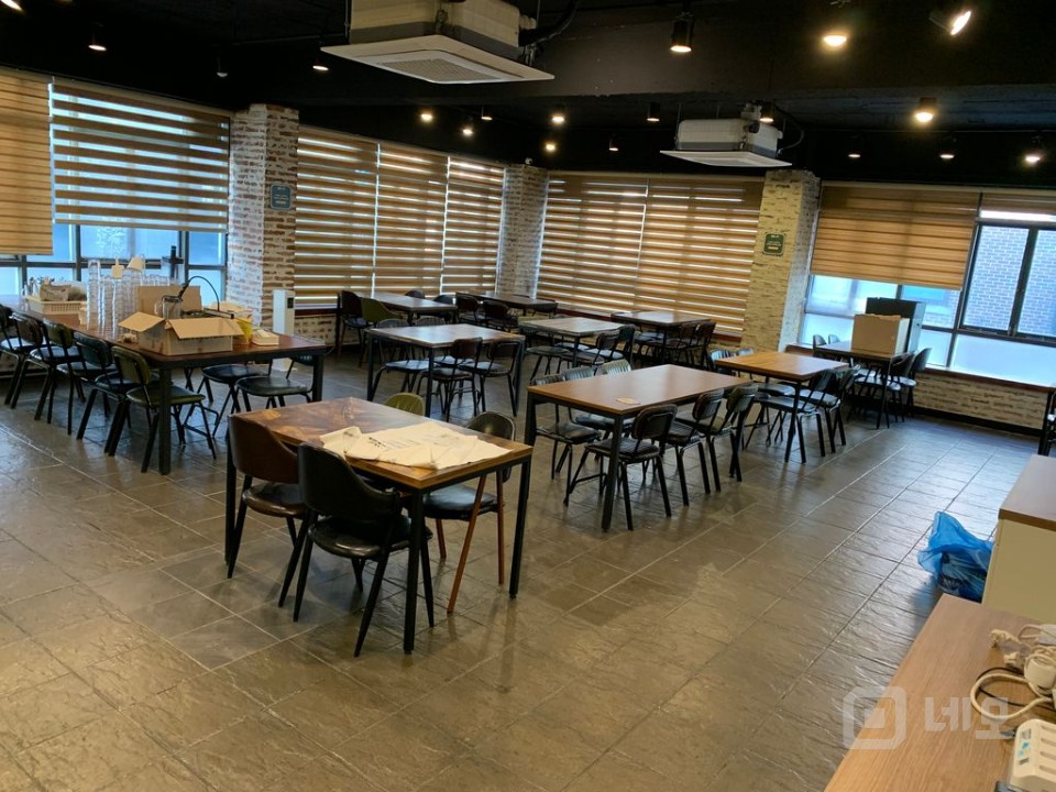 [신촌역 도보 6분] 41평 상가 / 카페·보드카페·파충류샵 추천 매물의 2번째 사진