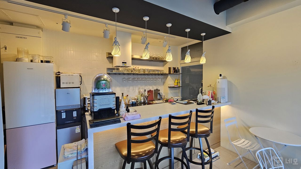 종암동 상권이 잡혀 있는 단지내 상가에 위치한 와인샵 매물의 3번째 사진