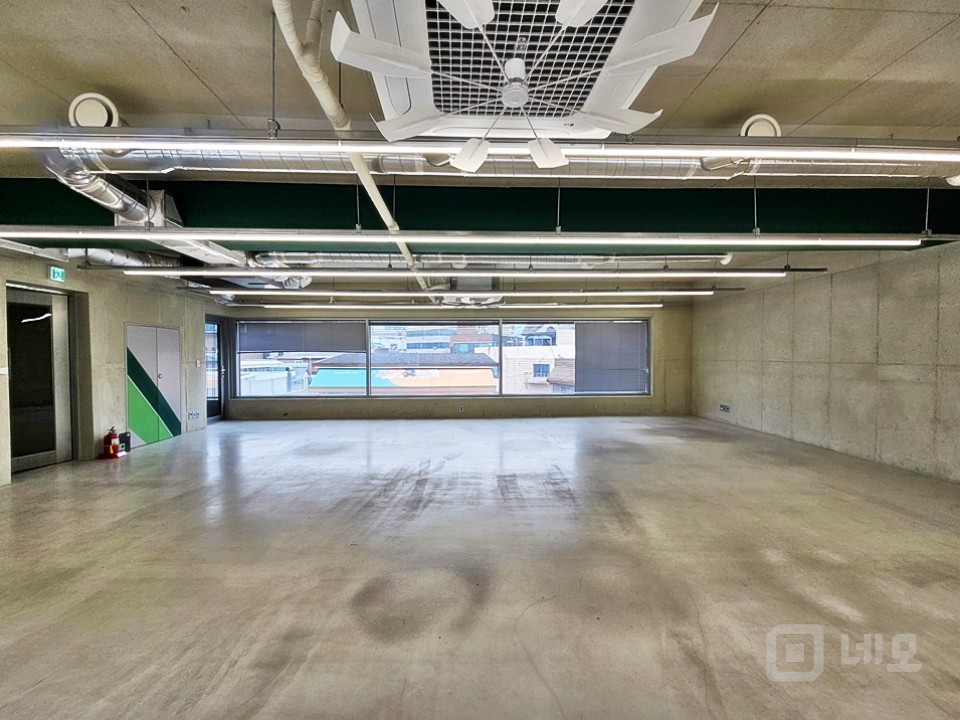 JS 서교동 신축급의 럭셔리 연층 테라스 사무실 매물의 2번째 사진