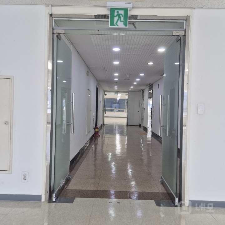 💕삼성동 I 쾌적한 화이트톤 인테리어 I 빠른 계약 예상되는 사무실 매물의 1번째 사진