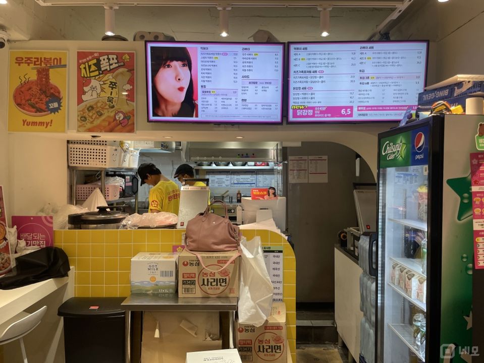 논현동 신논현역 역세권, 깔끔한 인테리어, 배달 매출 좋은 분식집 매물의 1번째 사진