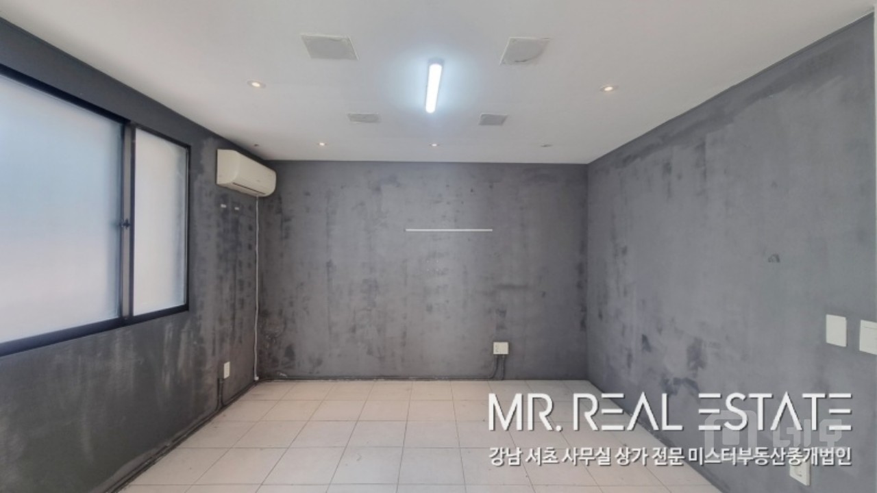 	신사역 3분. 뷰티업종 추천. 인근 마트 및 식당. 채광우수 매물의 7번째 사진