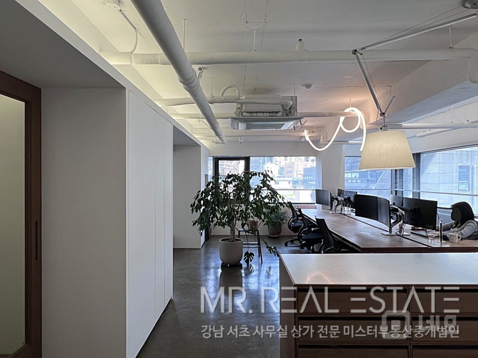 내부 인테리어 최상, 오픈형 천장, 누구나 사용하고 싶은 사무실 매물의 3번째 사진