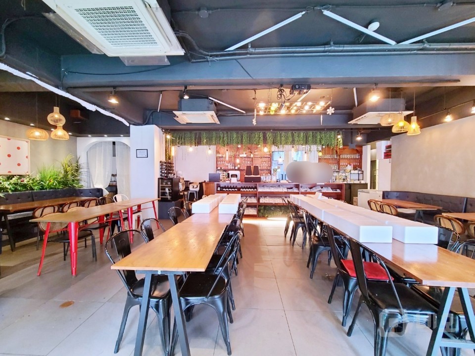 압구정역 메인거리 1층 귀한무권리 /맞은편스타벅스 매물의 3번째 사진