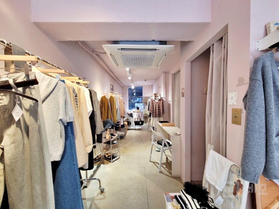 GATE 연남동 벗꽃길 인근 전면 통유리 노출 좋은 소형 상가 매물의 2번째 사진