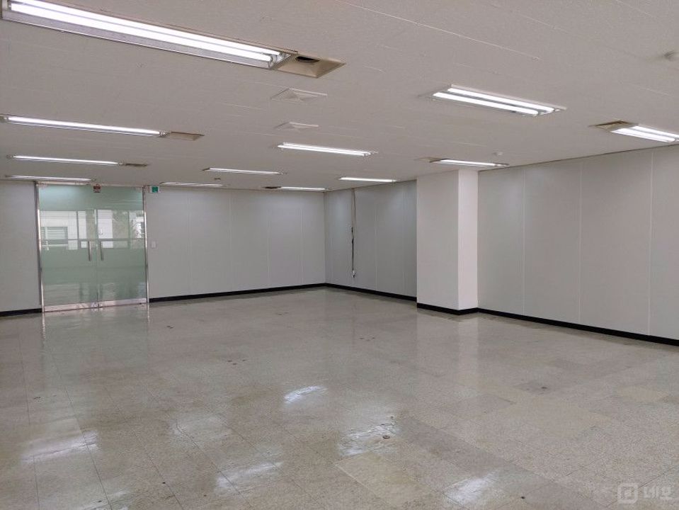 ▣7호선 학동역 도보 4분 이내 위치! 내부 정말 깔끔한 사무실 임대▣ 매물의 3번째 사진