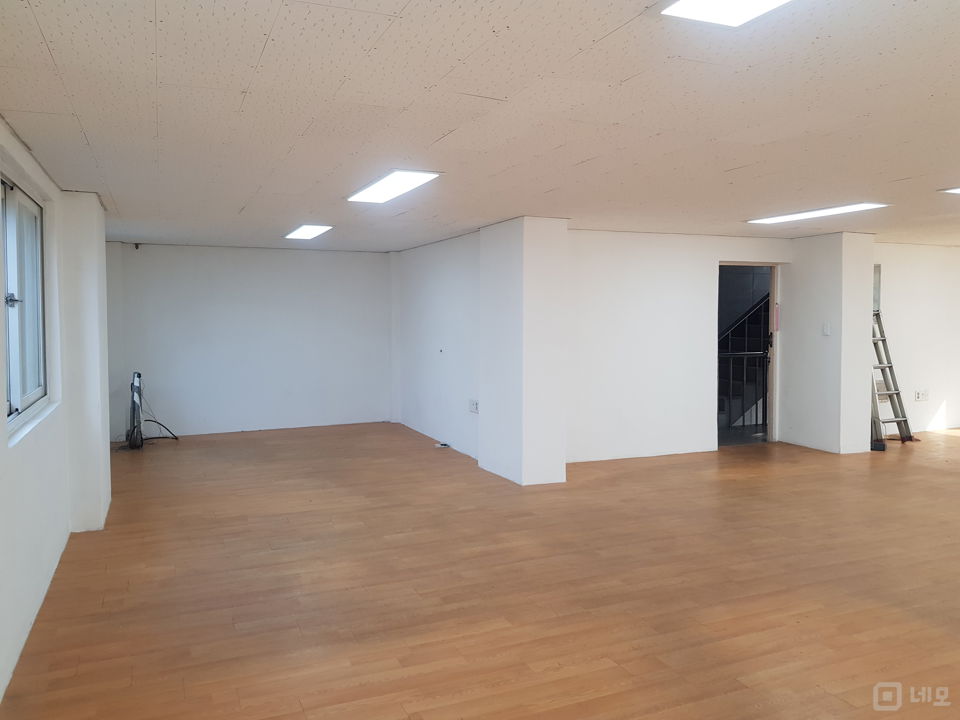 평수대비월세파격저렴햇빛잘들어옴주차가능법인사무실및개인사무실로쓰세요 매물의 4번째 사진