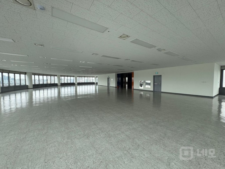 한강뷰 가성비 최고의 사무실 최고층 주차편리 강변북로 앞 매물의 8번째 사진