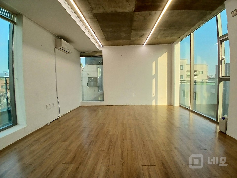 홍대입구역 15분 거리 신축급 조용한 주변의 고급 사무실 매물의 1번째 사진