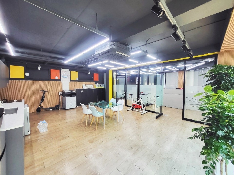 특급 디자인 사무실 채광 GOOD 빠른입주가능한 공간  매물의 1번째 사진