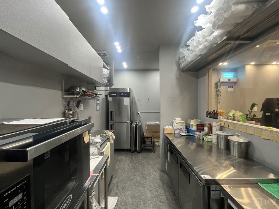 군자역 1번 출구에서 도보 1분 거리에 위치한 1층 상가입니다. 매물의 7번째 사진