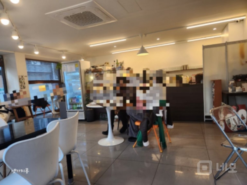 깨끗하고 햇볕잘드는 3면통유리 카페 내놓습니다! 매물의 6번째 사진