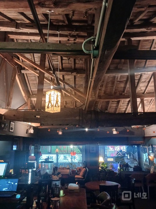 100년된 천정높은 목조 카페 입니다 매물의 4번째 사진