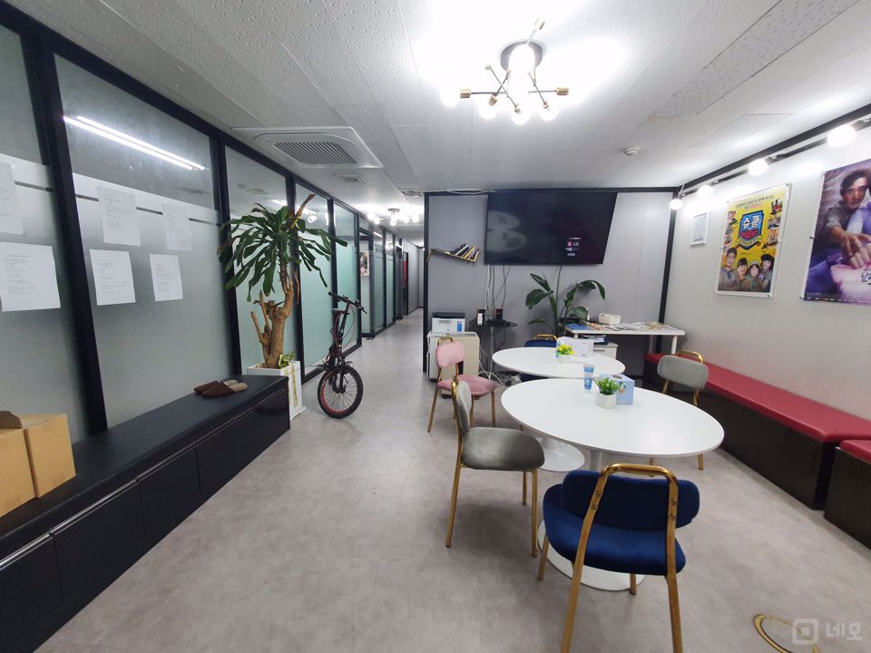 창천동 버스정류장 바로 앞 가시성 좋은 사무실 매물의 2번째 사진