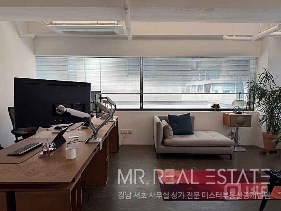 내부 인테리어 최상, 오픈형 천장, 누구나 사용하고 싶은 사무실 매물의 17번째 사진