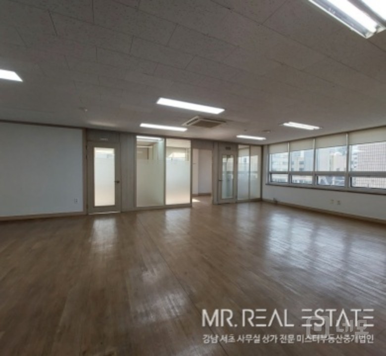 강남역 도보 5분, 채광좋은 가성비 사무실, 주차 1대무료 매물의 7번째 사진