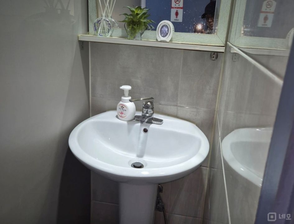 초역세권 먹자골목 내 유동인구 많은 신림동 술집 매물의 9번째 사진